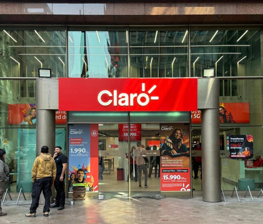 Persona entrando a Claro Chile por su teléfono con 5G.