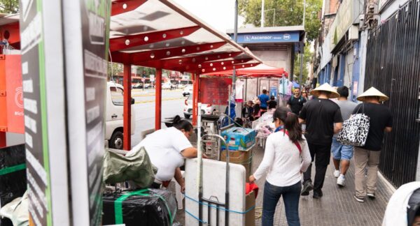 Vendedores ambulantes en metro ULA