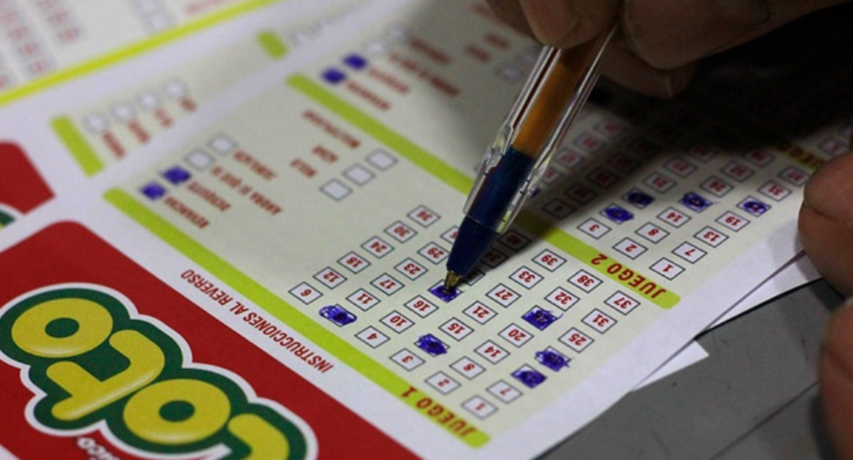 Persona llenando el Loto de más de 8 mil millones