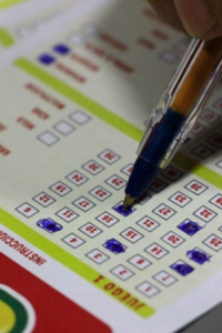 Persona llenando el Loto de más de 8 mil millones