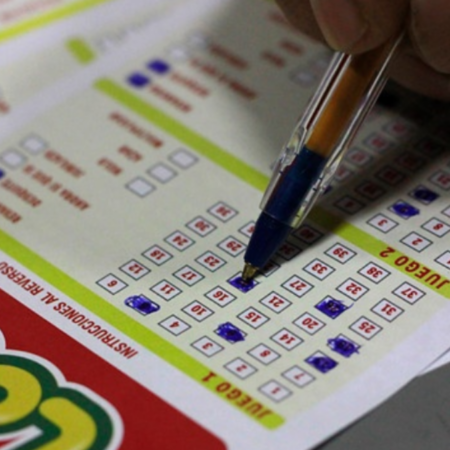 Persona llenando el Loto de más de 8 mil millones