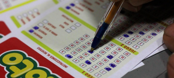Persona llenando el Loto de más de 8 mil millones