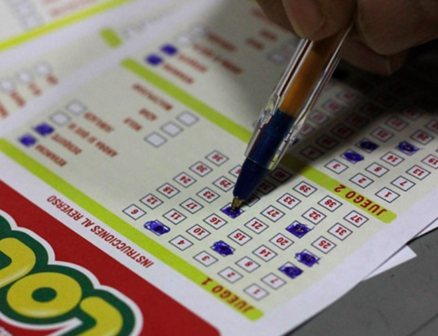 Persona llenando el Loto de más de 8 mil millones