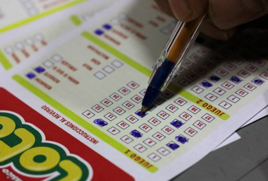 Persona llenando el Loto de más de 8 mil millones