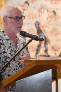 Carlos Altamirano, ganando el premio de la Fundación Plagio.