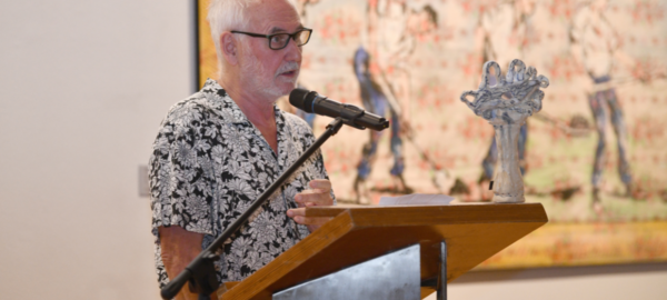 Carlos Altamirano, ganando el premio de la Fundación Plagio.