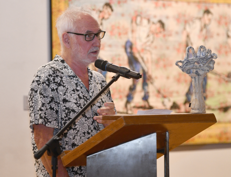 Carlos Altamirano, ganando el premio de la Fundación Plagio.