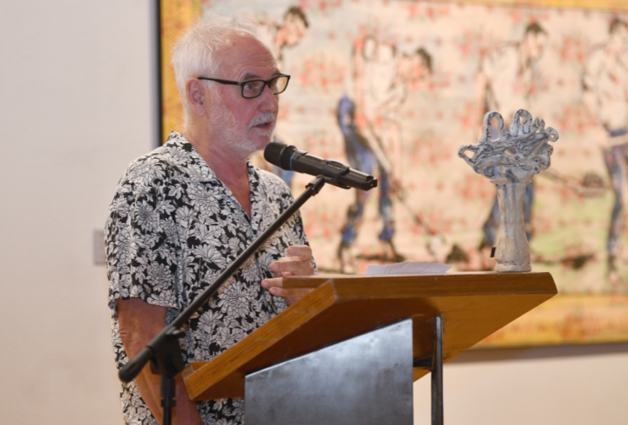Carlos Altamirano, ganando el premio de la Fundación Plagio.