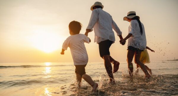 Familia feliz porque hay seguridad en su casa.