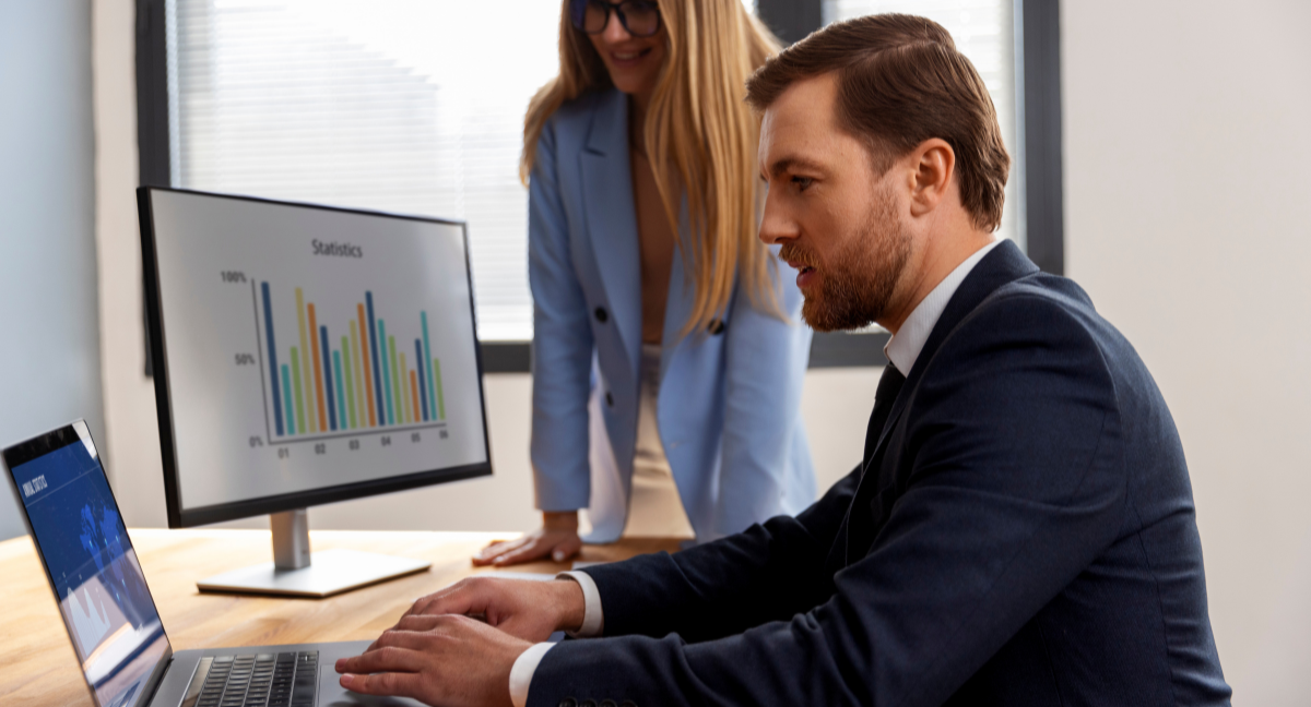 Hombres con softwares financieros para empresas.