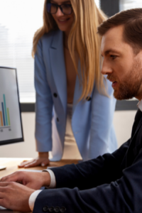 Hombres con softwares financieros para empresas.