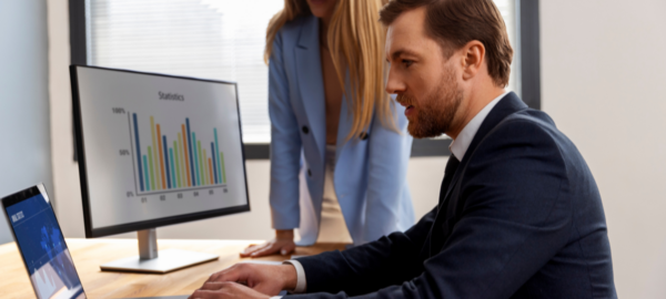 Hombres con softwares financieros para empresas.