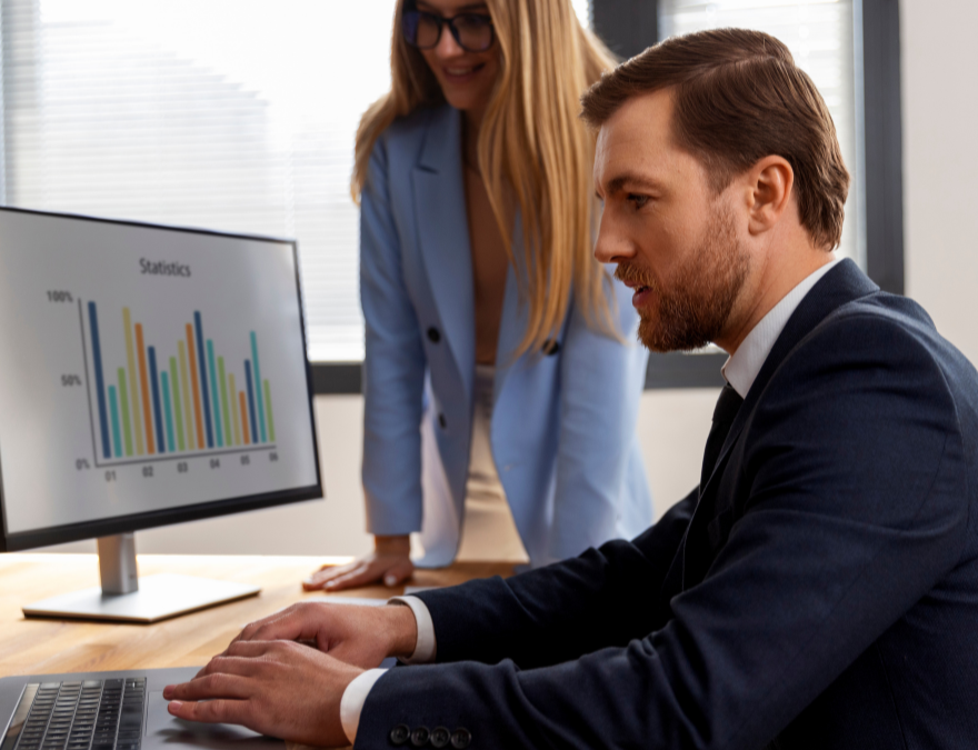Hombres con softwares financieros para empresas.