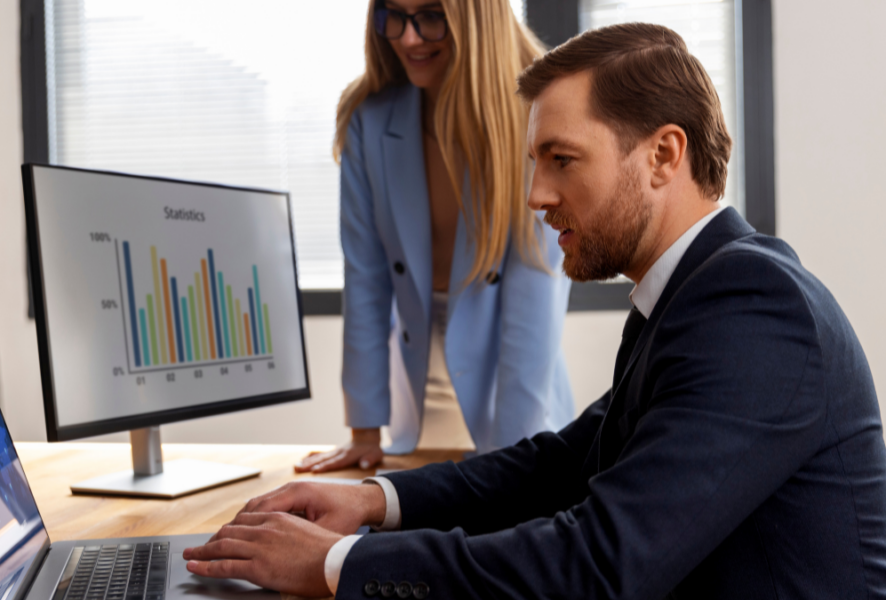 Hombres con softwares financieros para empresas.