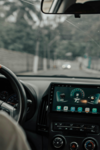 persona manejando su auto con seguro automotriz.