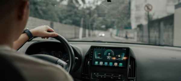persona manejando su auto con seguro automotriz.