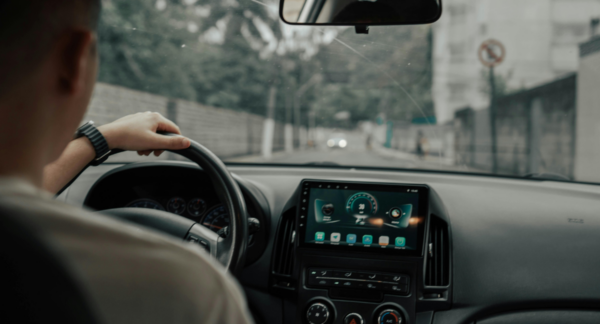 persona manejando su auto con seguro automotriz.