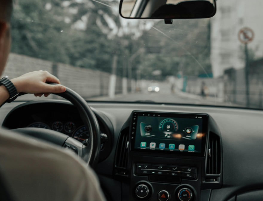 persona manejando su auto con seguro automotriz.