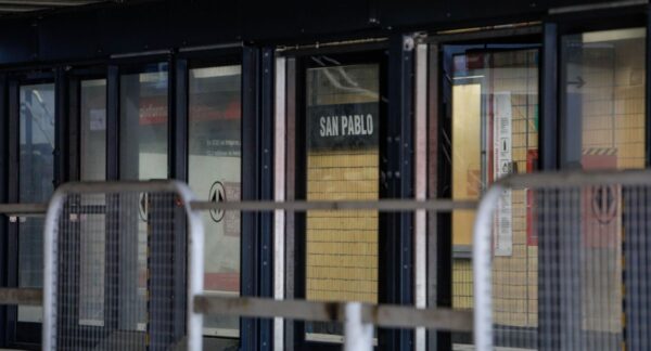 Puertas en el andén Metro