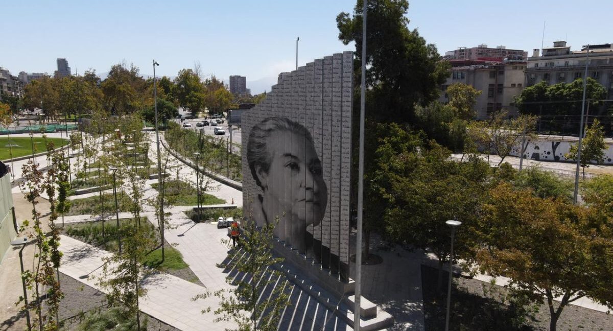 Monumento de Gabriela Mistral en Plaza Baquedano, The Clinic