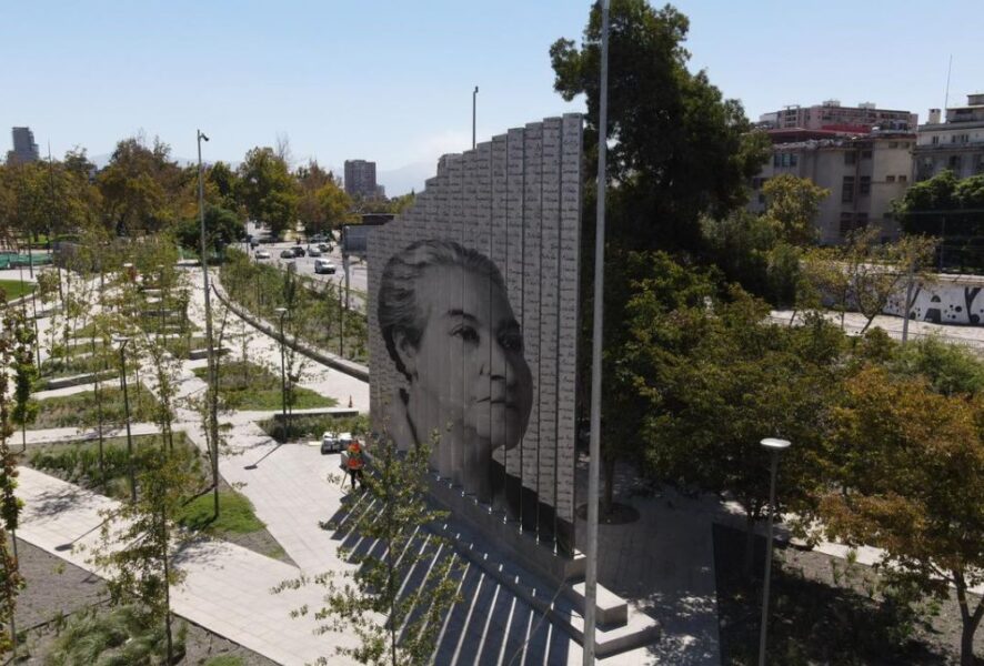 Monumento de Gabriela Mistral en Plaza Baquedano