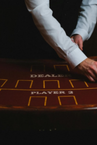 Hombre jugando en apuestas en línea.