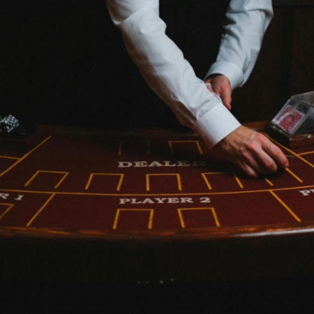 Hombre jugando en apuestas en línea.