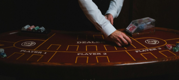 Hombre jugando en apuestas en línea.