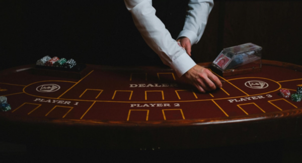 Hombre jugando en apuestas en línea.
