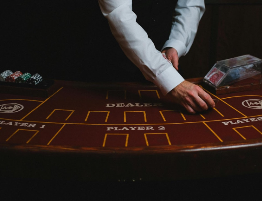 Hombre jugando en apuestas en línea.