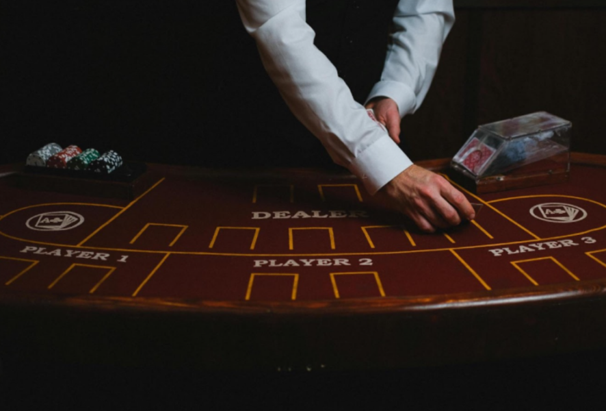 Hombre jugando en apuestas en línea.