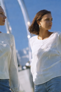 Mujeres con blusas de Tricot.