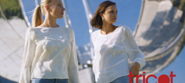 Mujeres con blusas de Tricot.
