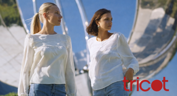 Mujeres con blusas de Tricot.