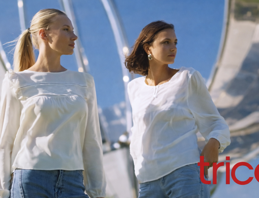 Mujeres con blusas de Tricot.