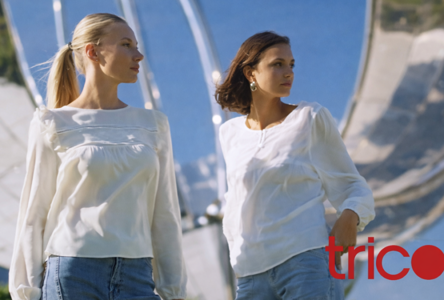 Mujeres con blusas de Tricot.