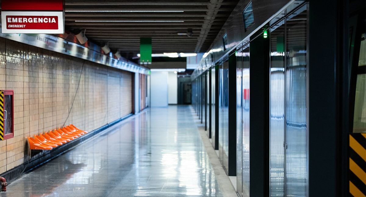 Puertas en el andén Metro