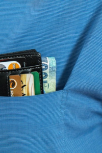 Bolsillo de un hombre con una cuenta corriente de Scotiabank.