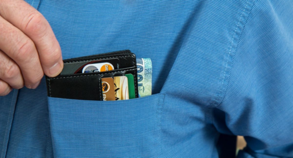 Bolsillo de un hombre con una cuenta corriente de Scotiabank.