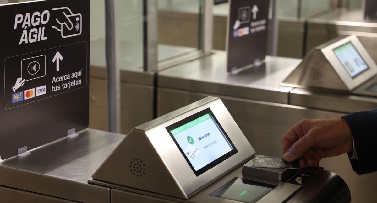 El exitoso debut del pago con tarjetas bancarias en el metro: Pago Fácil alcanza 700 mil transacciones en 20 días y apunta a extenderse a buses RED