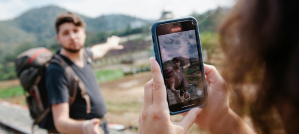 Imagen de hombre en su teléfono, usando el turismo para su algoritmo.
