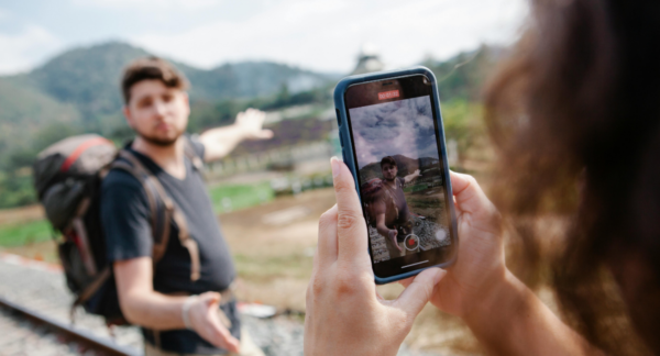 Imagen de hombre en su teléfono, usando el turismo para su algoritmo.