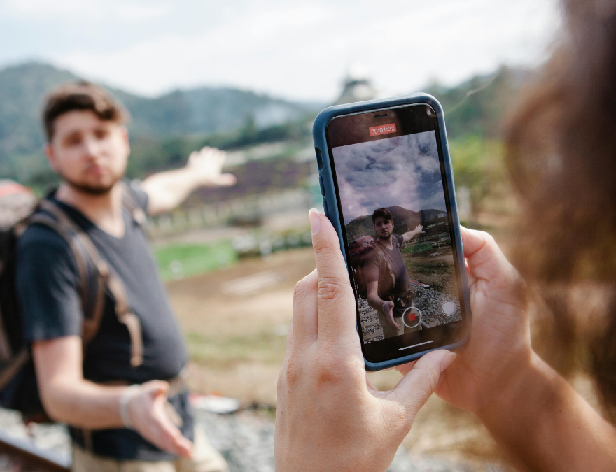 Imagen de hombre en su teléfono, usando el turismo para su algoritmo.