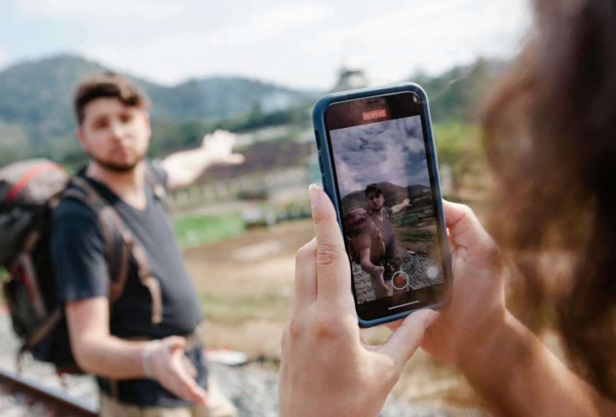 Imagen de hombre en su teléfono, usando el turismo para su algoritmo.