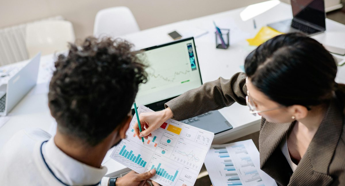 Personas analizando software de remuneraciones