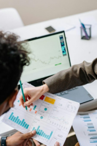 Personas analizando software de remuneraciones
