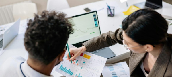 Personas analizando software de remuneraciones