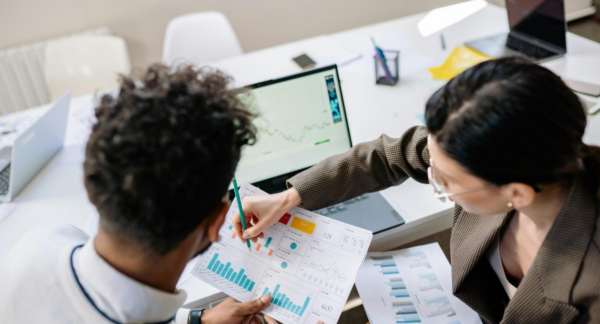 Personas analizando software de remuneraciones