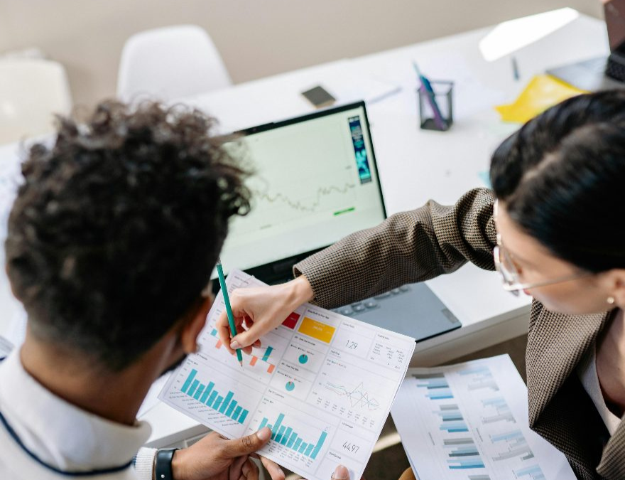 Personas analizando software de remuneraciones