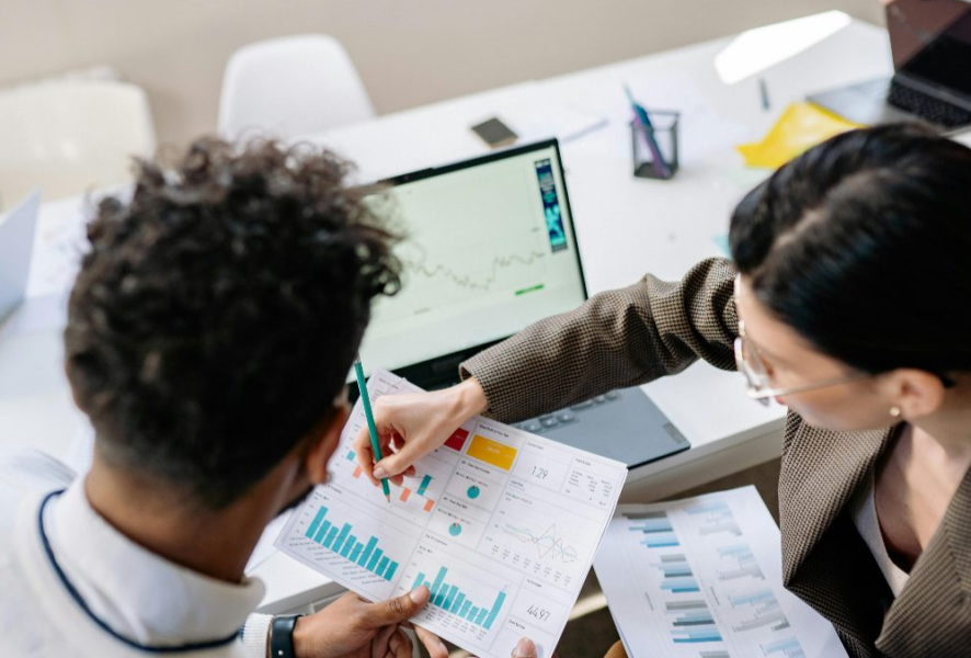 Personas analizando software de remuneraciones